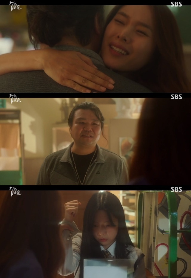 Jo Yoon-hee framed her student to hide Jasins deadly secret.In the second episode of the SBS Friday-Saturday drama 7 Escape (playwright Kim Soon-ok, director Joo Dong-min), which aired on Sept. 16, a picture of Go Myung-ji (Jo Yoon-hee), a teacher who helps Bang Dam-mi (Jeong Se-yeon)s Childbirth Fake news become a fait accompli was drawn.On this day, Bang Dami (Jeong Sean Gelael) and Lee Yu-bi (Lee Yu-bi) spread Fake news called Jeong Sean Gelael in the art room of Pongee wineWhispering Corridors in Gangnam for the comfort of Jasin.The Fake news covered the online title with the title The Bullying Event and soon spread to the image of the Buddha.At that time, Bang Dam-mis homeroom teacher, Go Myung-ji, falsely claimed, I saw it. Bang Dam-mi put the child in.The important thing is that Damie is pregnant and transferred. Therefore, our school is not responsible. Right now, we have to keep the honor of pongee wineWhispering Corridors first.We have to open a disciplinary committee immediately and expel it. In fact, this was to hide Jasins secret that Bang Dami knew. Go Myung-ji had an affair with the son of the chairman (played by Tae Hang-ho), a married man, and was tragically abandoned after announcing the news of her pregnancy.Tamami had witnessed all the disputes between the chairmans son and the famous place in the art room on the day of transfer.So, while watching all of Damies unfairly fallen into the ridicule of his classmates, he said, I want you to disappear in front of my eyes.