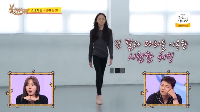 The amazing body specs of 11-year-old Sarang Akiyama have been revealed.In the 225th episode of KBS 2TVs entertainment show Boss in the Mirror (hereinafter referred to as Donkey Ears), which aired on September 17, Sarang Akiyamas recent status as a model dreamer was revealed.On this day, Yoshihiro Akiyama snooped inside the Model Academy and suddenly appeared as a photographer.When all the MCs wondered, Yoshihiro Akiyama said, This time, our Love went to Model Academy.I have been there for about three weeks and I have never seen it before, so I want to see it, and I have a special model friend, so I came to take a special lecture. Soon, 11-year-old Sarang Akiyama appeared: Hello, this is Sarang Akiyama, 11 years old.I am glad to see you. In Sarang Akiyama, who introduces himself in fluent Korean, MCs said, The bigger the face, the more my mother comes out. Afterwards, Sarang Akiyamas Woking was revealed; Sarang Akiyama, who immediately changed the mood at the teachers request to create a face that fit Woking, presented Woking with long arms and legs.Yoshihiro Akiyama boasted that Sarang Akiyama made his model debut at a French fashion show when he was six years old, and MCs admired it as a real model and a very long limb.In particular, Kim Soo-mi praised, I have different eyes because I have experience. (Mom, who is a model) I already have DNA.Sarang Akiyama, who finished wicking lessons, also measured his current body size: he was 154 cm tall, 9 cm above average, and weighed 34 kg, 3.8 kg less than average.The arm length was 53cm, 4.5cm longer than the average, and the leg length was 100cm, 8.1cm longer than the average. MCs said, I was born with a model body.Even Sarang Akiyama was 147 centimeters tall three months ago. It was surprising that the storm grew 7 centimeters in three months.On the other hand, Yoshihiro Akiyama, a 4-year-old Korean in Japan, married Japans top model Yano Shiho in 2009.She has a daughter, Sarang Akiyama, who was born in 2011, and received a big love with her daughter on KBC 2TV Superman Returns.