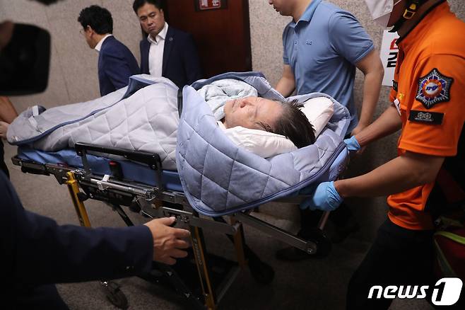 단식 19일차인 이재명 더불어민주당 대표가 18일 오전 서울 여의도 국회 당 대표실에서 119 구급대에 의해 병원으로 이송되고 있다. 2023.9.18/뉴스1 ⓒ News1 임세영 기자