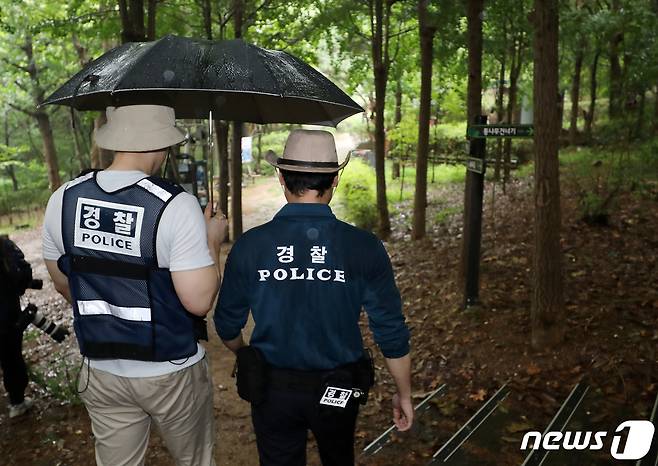 23일 오전 서울 관악구 목골산 둘레길을 경찰이 순찰하고 있다. 최근 관악경찰서는 '관악 둘레길 산악순찰대'를 시범 운영하며 최근 성폭행 사건이 발생한 목골산을 비롯한 관악산 일대 둘레길을 매일 순찰한다고 밝혔다. 2023.8.23/뉴스1 ⓒ News1 김진환 기자