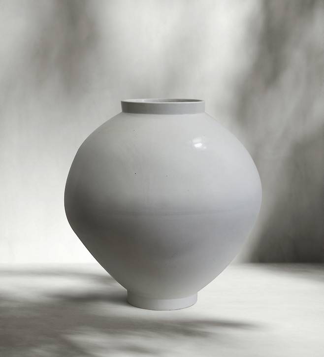 도예가 이용순의 ‘달항아리’. 후지시로 세이지 북촌스페이스 제공