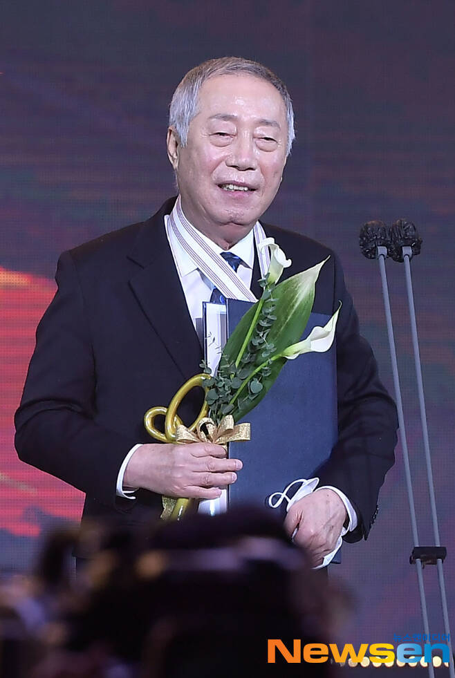 Actor Byun Hee-bong (real name Byun In-chul) passed away. He was 81 years old.According to the entertainment industry on September 18, Byun Hee-bong died on the same day.Mortuary was set up at the funeral hall of Samsung Medical Center.Byun Hee-bong had pancreatic cancer battling disease during his lifetime.The deceased appeared on tvNs Nige Cham, which aired on November 22, 2018, and said he found Pancreatic cancer early thanks to tvNs drama Mr. Shine.Byun Hee-bong received a casting request from the production team of  ⁇ Mister Sunshine ⁇  at the  ⁇ 2017 Cannes Film Festival, where he was diagnosed with pancreatic cancer.So I was not able to act for a year and I was devoted to treatment. I was cured now because of my hard workout and health care. I am still walking 15,000 steps a day. In the year of his death, he was a member of the National Assembly. He was a member of the National Assembly. He was a member of the National Assembly. He was a member of the National Assembly. It is said that he is a member of the National Assembly. , Spy , Okja and so on.He was also active in the Braun tube.MBC s Legend of the Awakening, MBC, MBC, MBC, MBC, MBC, MBC, MBC, MBC, MBC, MBC, MBC, MBC, MBC, MBC, MBC, MBC, MBC, MBC, MBC, MBC, MBC, MBC, MBC, MBC, MBC, MBC, MBC, MBC, MBC, MBC, MBC, MBC, MBC,  Its him.The posthumous work is the OCN Saturday-Sunday drama Trap, which ended in March 2019, and Quantum Physics, which was released in September 2019.The deceased was awarded the Silver Medal of Culture in October 2020 in recognition of his outstanding achievement in promoting Korean popular culture and arts.The netizens who came into contact with Bibo conveyed a memorial message such as I wish you good luck and Rest in peace.