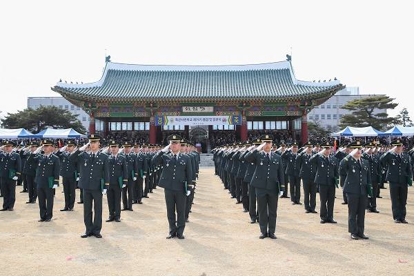 지난 3월 3일 육군사관학교에서 열린 ‘2023 육사 79기 졸업 및 임관식’에서 신임장교들이 경례를 하고 있다. 사진 제공=육군사관학교