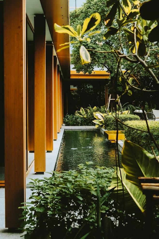 방콕에선 뭐니 뭐니 해도 1일 1마사지가 필수. 아우리가 스파에서 전문 테라피스트들의 손길에 온몸의 피로가 녹는다