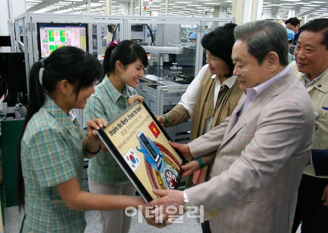 고(故) 이건희 삼성 회장이 2012년 베트남 사업장을 찾아 현지 직원들과 소통하고 있다. 사진=삼성전자
