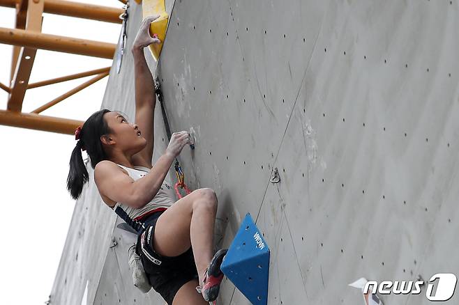 대한민국 서채현이 16일 오후 서울 서초구 잠원한강공원에서 열린 2022 국제스포츠클라이밍연맹(IFSC) '서울 스포츠클라이밍 아시아선수권대회' 여자 콤바인 리드 결승 경기에서 코스를 공략하고 있다. 2022.10.16/뉴스1 ⓒ News1 이승배 기자
