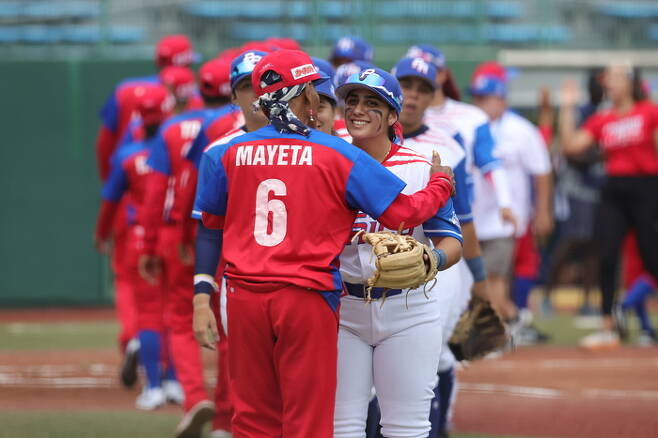 쿠바-푸에르토리코전 후 두 나라 선수들이 서로를 격려하고 있다. 사진출처 | WBSC.