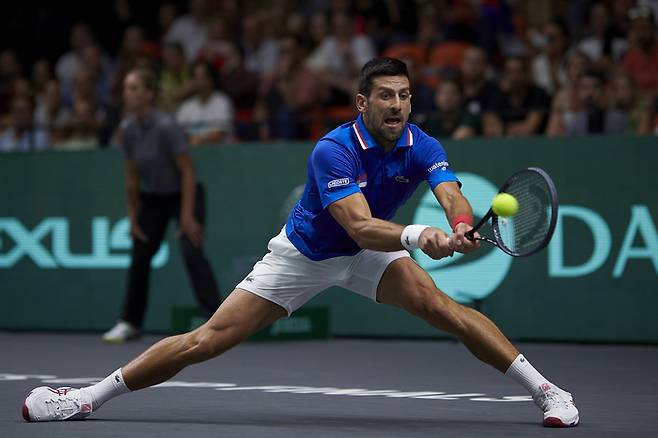 조코비치가 지난 15일 스페인과의 2023 데이비스컵 본선 C조 조별리그에서 안간힘을 쓰고 있다. 발렌시아|신화 연합뉴스