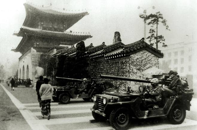 12·12 쿠데타 다음날인 1979년 12월13일 아침, 신군부 쪽의 노태우 9사단장 휘하 병력이 경복궁을 삼엄하게 지키고 있다. 자료사진