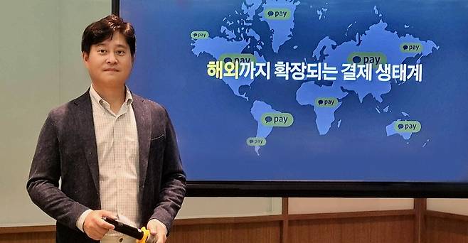 신원근 카카오페이 대표가 지난 18일 중국 베이징의 한 호텔에서 특파원 간담회를 갖고 중국 내 카카오페이 결제 서비스에 대해 설명하고 있다. 카카오페이 제공