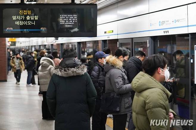지난 1월 서울 용산구 지하철 4호선 삼각지역에서 시민들이 지하철을 이용해 출근하고 있다. 사진=임형택 기자
