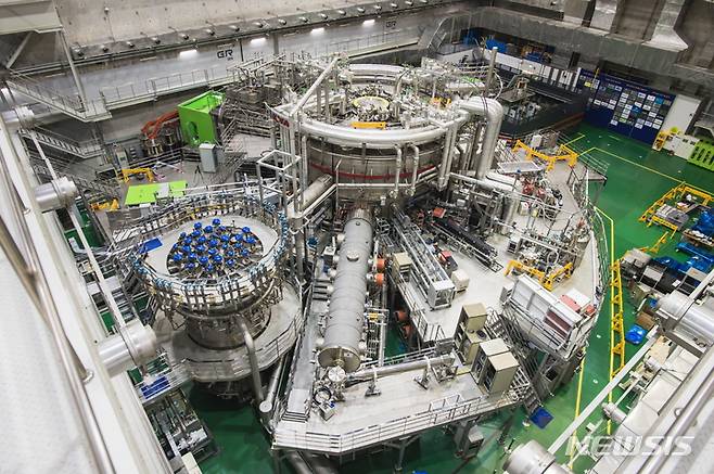 [대전=뉴시스]핵융합은 대표적인 초전도 응용 기술 분야 중 하나다. 사진은 한국의 초전도핵융합연구장치 'KSTAR(케이스타)'. (사진=한국핵융합에너지연구원 제공)