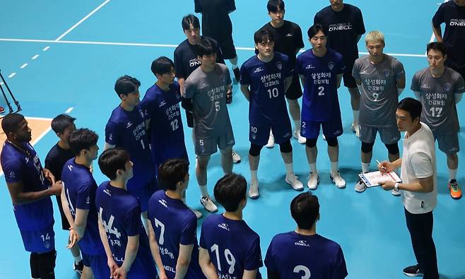 삼성화재 김상우 감독(오른쪽)과 선수들이 최근 경기도 용인의 삼성트레이닝센터에서 진행된 연습경기 도중 짧은 팀 미팅을 갖고 있다. 사진제공 | 삼성화재 배구단