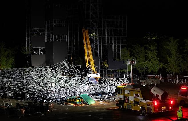 20일 오후 경기도 하남시 미사경정공원에서 설치 중이던 콘서트 무대 구조물이 쓰러지면서 다수 작업자가 깔리는 사고가 났다. 사진은 무너진 철제 구조물. 연합뉴스