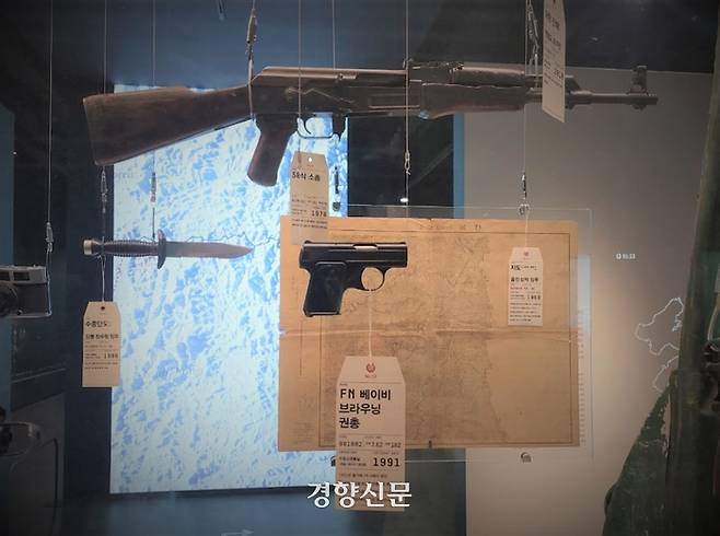 1984년 9월 24일 김병집의 어머니를 살해하는 데 쓰인 것과 같은 종류의 초소형 권총인 벨기에제 ‘베이비 브라우닝’이 서울 용산구 전쟁기념관에 전시돼 있다. 전현진 기자