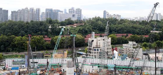 20일 대한건설정책연구원 조사 결과 지난달 건설경기 평가는 크게 악화됐으나 차월은 일부 회복할 것이라는 전망이 나왔다. 공사수주지수는 원도급과 하도급 모두 전월과 비슷한 수준을 유지했으며 공사대금수금지수와 자금조달지수는 전반적인 하락세를 보였다./사진=뉴스1