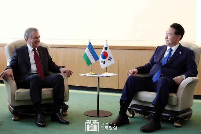 윤석열 대통령이 한-우즈베키스탄 정상회담에 참여해 양국의 관계 발전과 협력에 대해 논의했다. 사진은 윤석열 대통령이 지난 19일 회담에서 샤브카트 미르지요예프 우즈베키스탄 대통령과 대화하고 있는 모습. /사진=뉴스1(대통령실 제공)