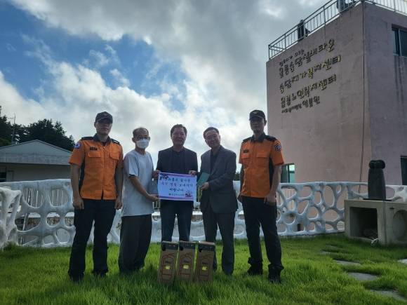 남진복 의원(가운데)이 지난 18일 추석명절을 앞두고 울릉군에 있는 ‘송담실버타운’, ‘송담양로원’을 방문했다. 경북도의회 제공