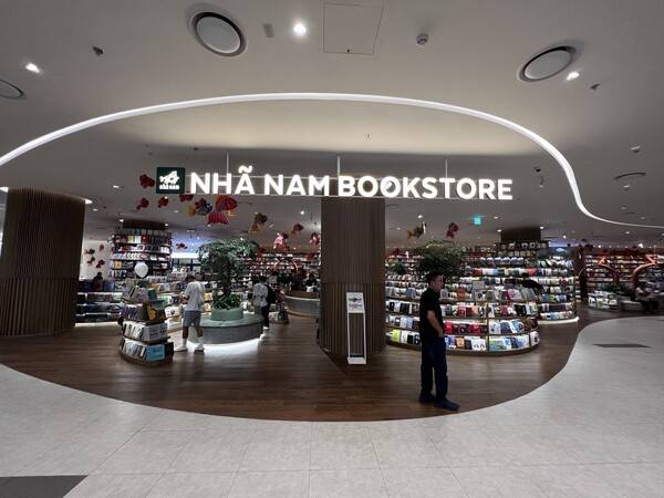 웨스트레이크 매장 4층에 입점한 로컬 북카페 '나남(Nha Nam)'. (사진=이승주 기자)