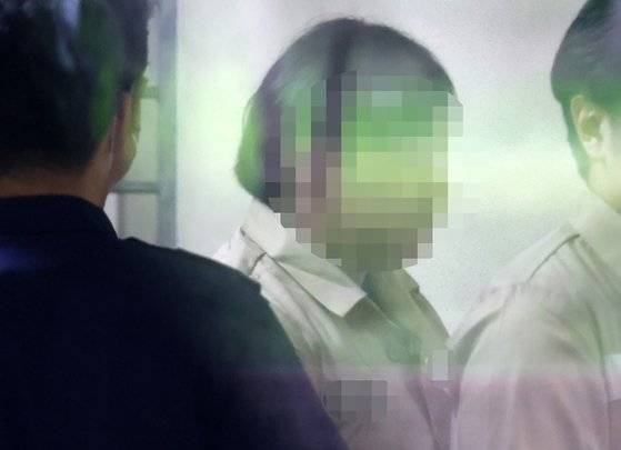 지난 6월 12일 부산 연제구 부산 법원종합청사에서 돌려차기 사건 피고인 이씨가 항소심에서 징역 20년을 선고 받은 뒤 호송차에 오르고 있다. 연합뉴스