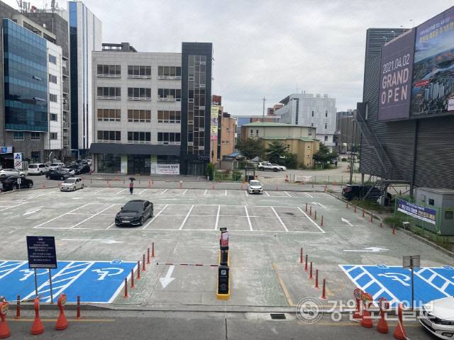 ▲ 춘천 강남동행정복지센터와 춘천남부노인복지관의 부설 주차장.