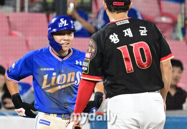 '형 저에게 왜 그래요' 황재균과 이야기하고 있는 김지찬 / 수원 = 유진형 기자 zolong@mydaily.co.kr