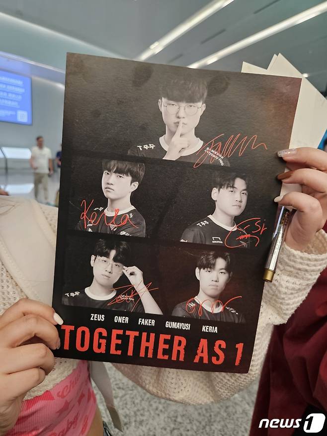 중국팬이 페이커 소속팀 T1 포스터를 기자에게 보여주고 있다. 2023.9.22/뉴스1 ⓒ News1 민경석 기자