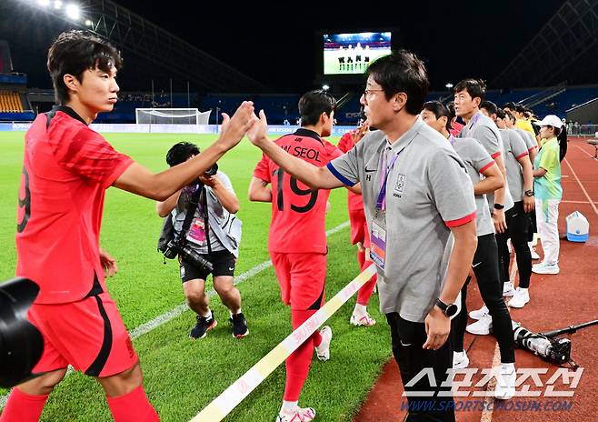 21일 오후 중국 진화스타디움에서 열린 항저우아시아게임 남자축구 예선 2차전 대한민국과 태국의 경기. 선수들과 하이파이브를 나누며 경기를 준비하는 황선홍 감독. 진화(중국)=송정헌 기자songs@sportschosun.com/2023.09.21/