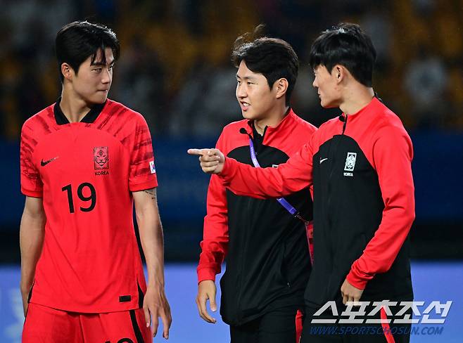 동료들과 이야기를 나누는 이강인.