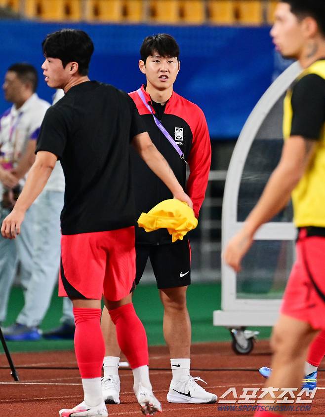 21일 오후 중국 진화스타디움에서 열린 항저우아시아게임 남자축구 예선 2차전 대한민국과 태국의 경기. 동료들의 훈련을 지켜보는 이강인. 진화(중국)=송정헌 기자songs@sportschosun.com/2023.09.21/