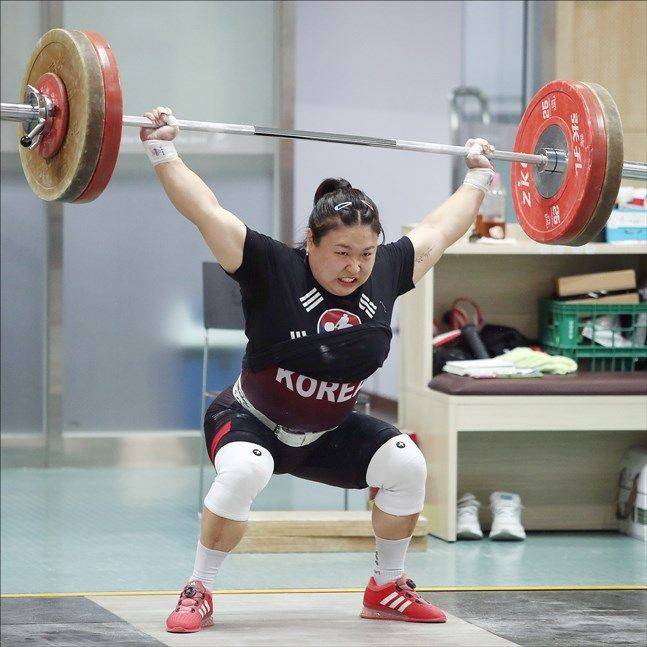 항저우 아시안게임 출전을 앞두고 있는 김수현 여자 역도 국가대표 선수가 충북 진천 국가대표선수촌 역도 훈련장에서 연습하고 있다.ⓒ 데일리안 홍금표 기자