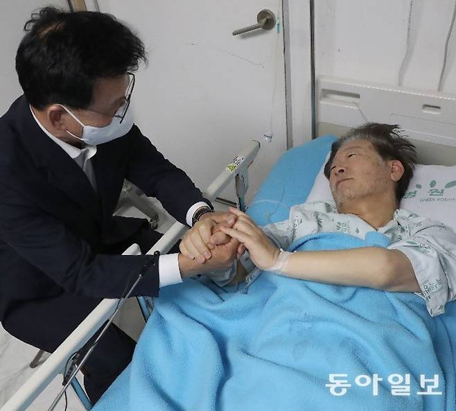 단식 중인 더불어민주당 이재명 대표(오른쪽)가 서울 중랑구 녹색병원에 찾아온 박광온 원내대표와 손을 붙잡은 채 대화를 나누고
있다. 이 대표는 “변한 건 없고 상황은 점점 더 나빠지는 것 같아서 답답하다”고 말했다. 이훈구 기자 ufo@donga.com