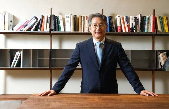 김병연 서울대 석좌교수가 중앙일보 네오 스테이션에서 인터뷰하고 있다. 우상조 기자