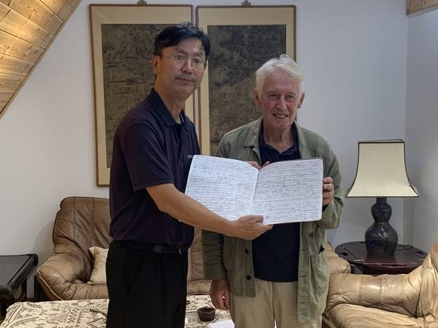 네덜란드의 거장 리코더 연주자 발터르 판 하우어가 윤이상의 ‘중국의 그림’ 초연 악보를 윤이상기념관에 기증했다고 통영국제음악재단이 22일 밝혔다. 통영국제음악재단 제공