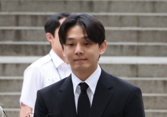 Actor Yoo Ah-in (real name Uhm Hong-sick / Eom Hong-sik), suspected of regularly using drugs, answers questions from the press as he enters the Seoul Central District Court in Seocho-dong, Seoul for a warrant review on the morning of September 21. Yonhap News