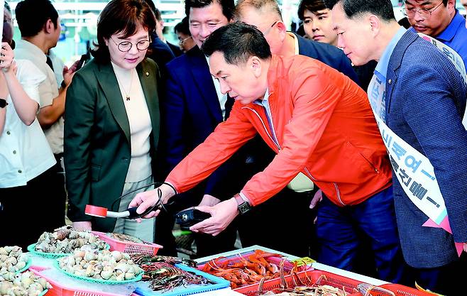 방사능 수치는? 김기현 국민의힘 대표가 22일 대구 매천동 수산물시장을 찾아 매대에 놓인 수산물의 방사능 농도를 측정하고 있다. 연합뉴스