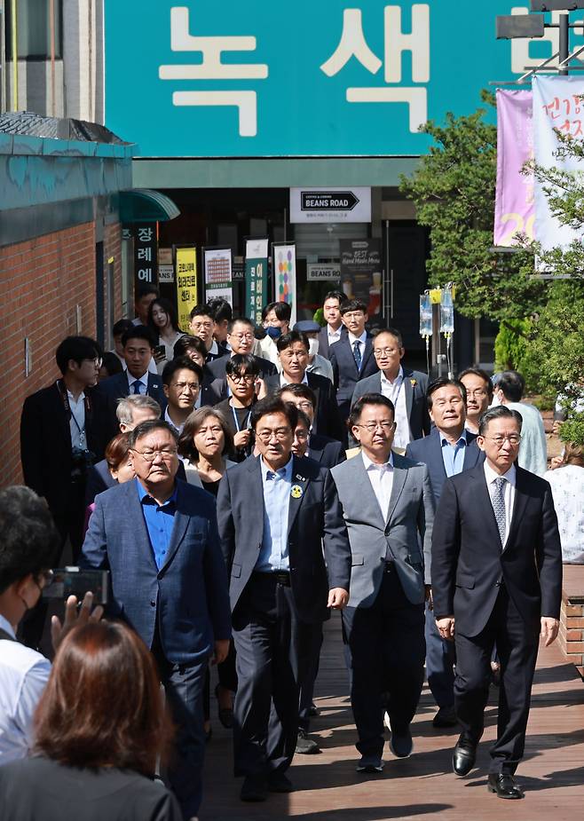 22일 오전 이재명 더불어민주당 대표가 병상 단식을 이어가는 가운데 서울 중랑구 녹색병원에서 이 대표와 면담을 마친 민주당 의원들이 밖으로 나서고 있다. [연합]