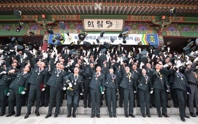 지난 3월 3일 서울 노원구 육군사관학교에서 열린 ‘2023 육사 79기 졸업 및 임관식’에서 신임 장교들이 모자를 던지며 환호하고 있다. 사진 제공=육사
