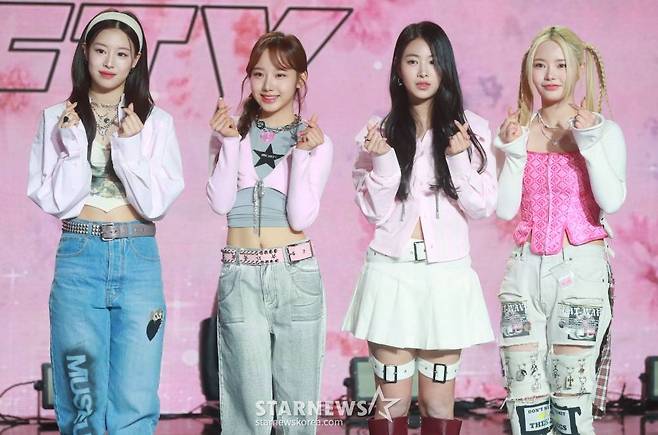 걸그룹 피프티피프티(FIFTY FIFTY)가 13일 오후 서울 강남구 일지아트홀에서 진행된 기자간담회에 앞서 포즈를 취하고 있다. 피프티 피프티의 'Cupid'(큐피트)는 12일(한국 기준) 미국 빌보드가 발표한 빌보드의 메인 싱글 차트 핫100에 이름을 올렸다. /2023.04.13 /사진=이동훈 기자 photoguy@