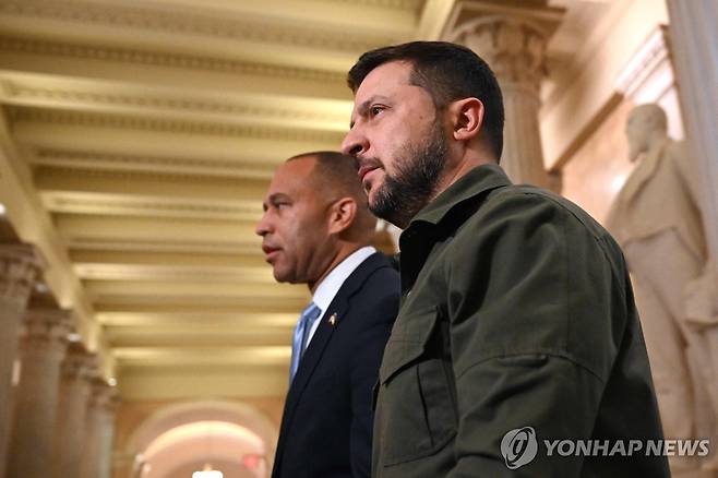 미국 하원 방문한 젤렌스키 우크라이나 대통령 (워싱턴 AFP=연합뉴스) 미국을 방문한 볼로디미르 젤렌스키 우크라이나 대통령이 21일(현지시간) 워싱턴DC 의회에서 하킴 제프리스 하원 민주당 원내대표를 만나고 있다. 2023.9.21
