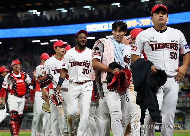 7연패 수렁에서 벗어난 KIA (광주=연합뉴스) 조남수 기자 = 22일 광주기아챔피언스필드에서 열린 프로야구 kt wiz와 KIA 타이거즈의 경기. 2-1로 승리한 KIA 선수들이 세리머니한 뒤 그라운드에서 나서고 있다. 2023.9.22 iso64@yna.co.kr