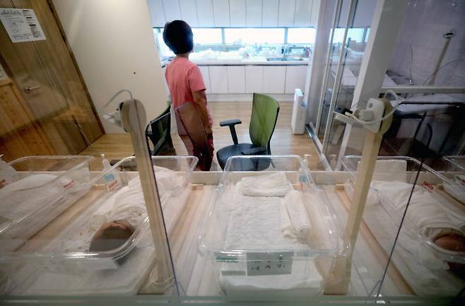 은 27일 경기도 안양시내 한 산후조리원 신생아실. (사진=뉴시스)