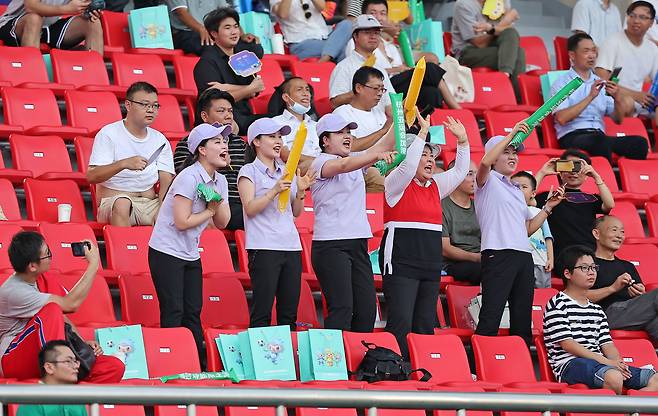 지난 19일 오후 중국 저장성 진화시 저장성사범대 동쪽 경기장에서 열린 항저우 아시안게임 남자축구 조별리그 1차전 북한과 대만의 경기에서 북한 응원단이 응원을 하고 있다. /연합뉴스