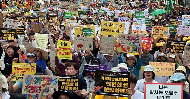 23일 오후 서울시청역 인근에서 열린 ‘923 기후정의행진’에서 참가자들이 기후위기의 심각성을 알리고 기후정의 실현을 촉구하고 있다. 김경호 선임기자