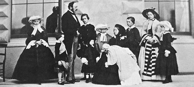 빅토리아 여왕과 부군 앨버트 공은 금실이 좋아 여러 자녀를 낳았다. 무려 9명에 달하는 자녀들이 유럽의 왕가와 혼맥으로 이어졌다. 1857년 사진.
