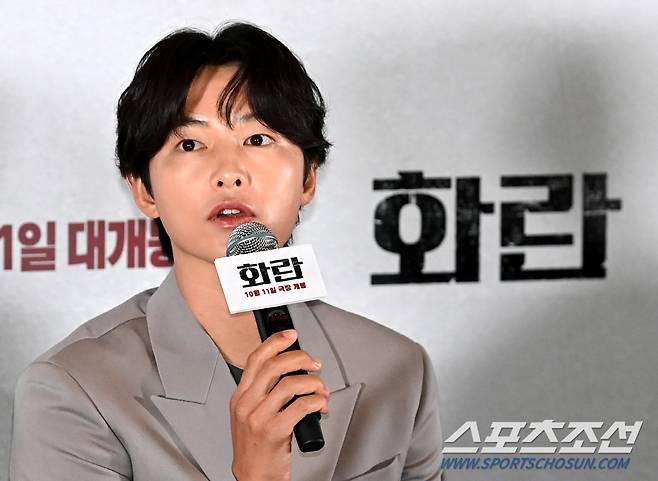 영화 '화란'의 언론시사회가 22일 메가박스 코엑스에서 열렸다. '화란'은 지옥 같은 현실에서 벗어나고 싶은 소년 연규(홍사빈 분)가 조직의 중간 보스 치건(송중기)을 만나 위태로운 세계에 함께 하게 되며 펼쳐지는 이야기를 그린 느와르 드라마. 질문에 답하는 송중기의 모습. 허상욱 기자wook@sportschosun.com/2023.09.22/