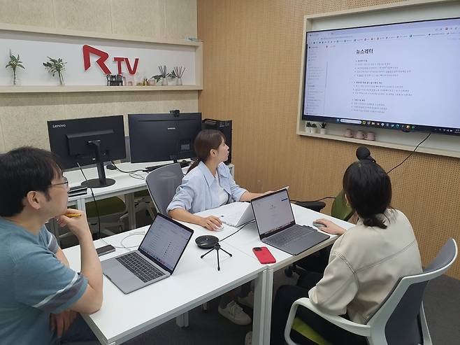 11층 사내 스튜디오에서 직원들이 사내 방송을 준비 중이다. 윤현주 기자