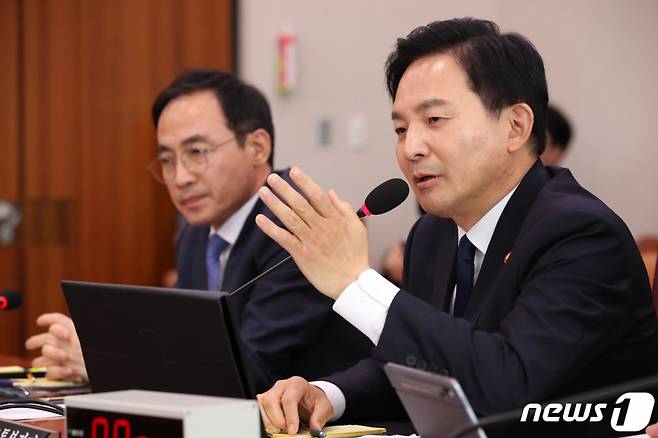 (서울=뉴스1) 이승배 기자 = 원희룡 국토교통부 장관이 26일 오후 서울 여의도 국회에서 열린 국토교통위원회 전체회의에서 의원들의 질의에 답변하고 있다. 2023.7.26/뉴스1 Copyright (C) 뉴스1. All rights reserved. 무단 전재 및 재배포 금지.
