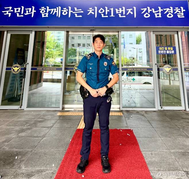 지난 15일 서울 강남경찰서 정문 앞에 연제우 순경이 서있다/사진=양윤우 기자