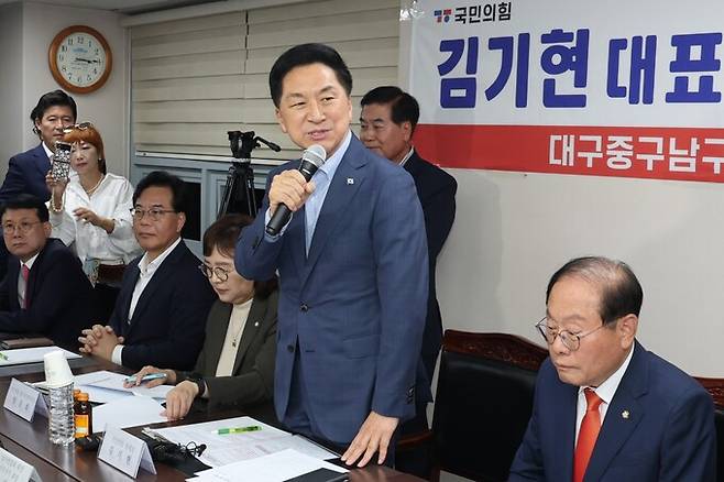 김기현 국민의힘 대표가 22일 오후 대구 중구 서문시장을 찾아 상인들과 간담회를 하고 있다. 뉴시스